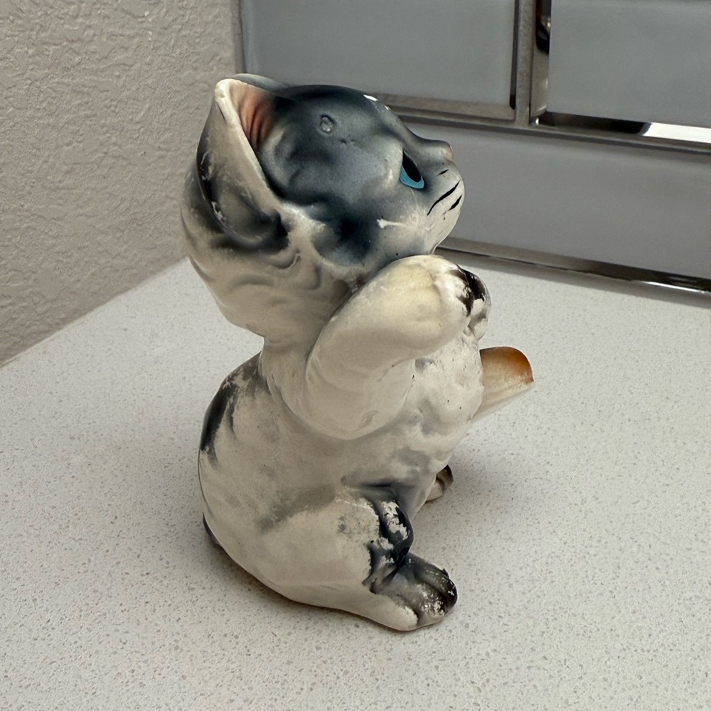 Vintage Cat Kitten Figurine Waving Holding a Shoe 1940s 1950s Made in Japan - Picture 5 of 8